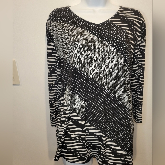Chico's size 2 us size L black abstract black/white print top - Picture 2 of 6